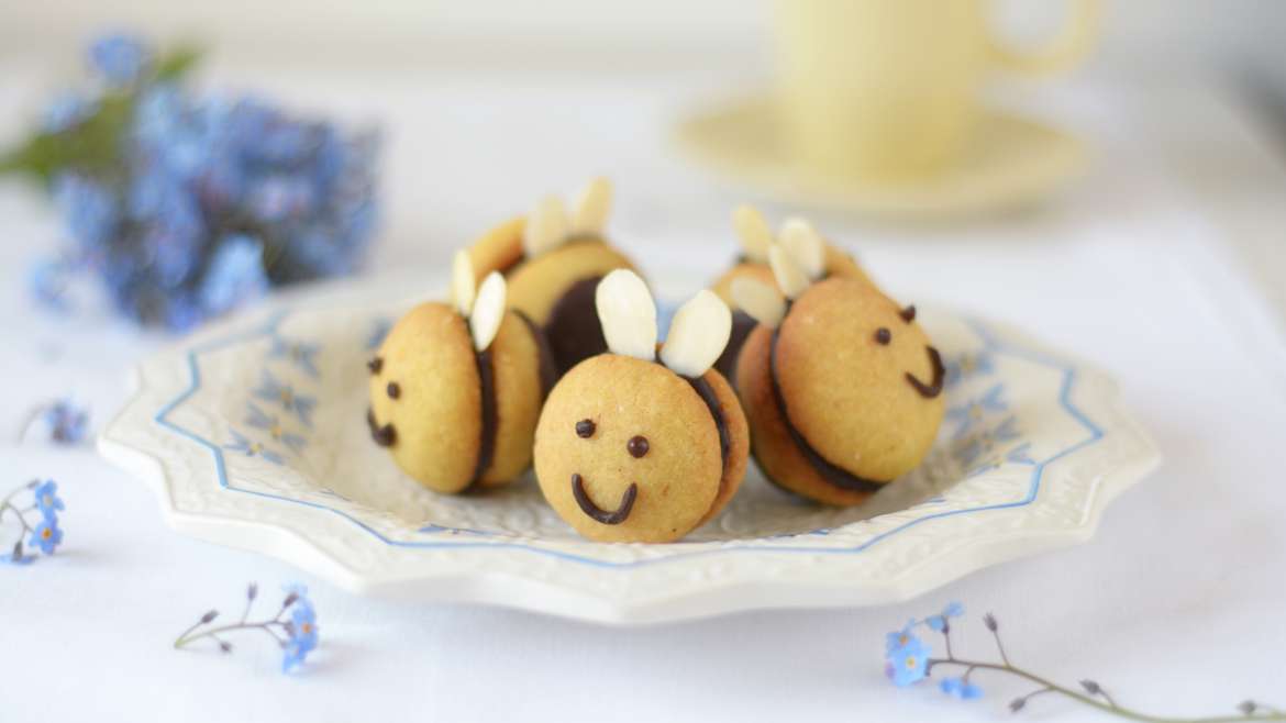 Bee-Shaped Sandwich Cookies